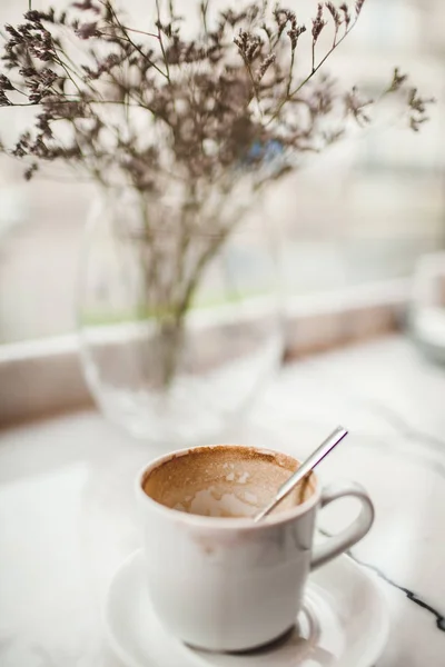 Coupe blanche de café ivre avec une trace de rouge à lèvres — Photo