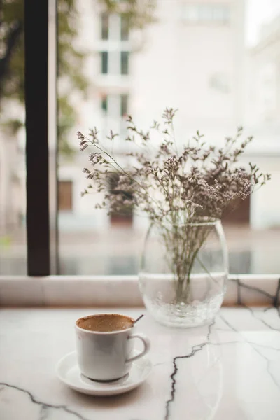 Beyaz fincan sarhoş kahve ruj izi ile — Stok fotoğraf