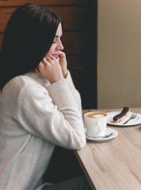 Bir fincan çay ya da kahveli güzel kadın. 