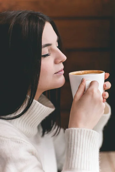 Mooie vrouw met kopje thee of koffie — Stockfoto