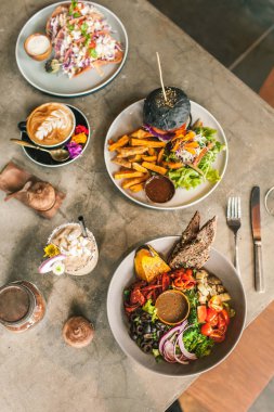 Çok renkli lezzetli vejetaryen yemekleri bir kafede masada. Dis