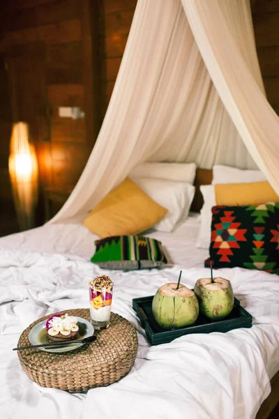 Frukost på sängen med en baldakin. Hälsosam mat. Kokos, glute — Stockfoto