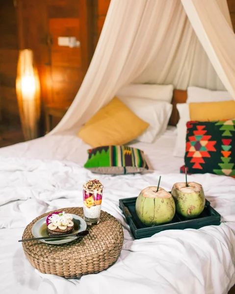 Petit déjeuner sur le lit avec une verrière. Une nourriture saine. Noix de coco, fessier — Photo