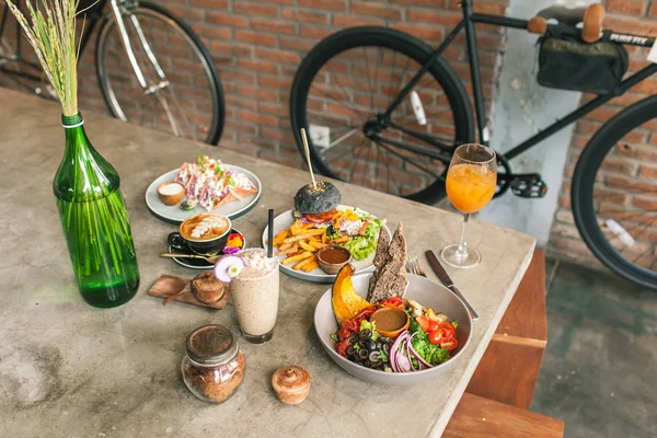 Multicolore deliziosi piatti vegetariani sul tavolo in un caffè. Dis — Foto Stock