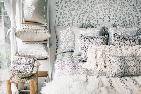 Hermosas almohadas hechas con las manos en la cama. Marruecos y Balines —  Fotos de Stock