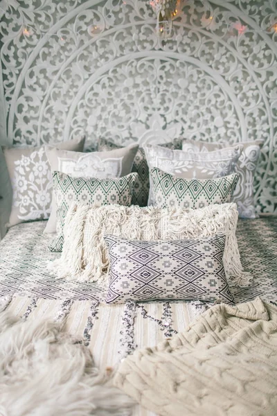 Belos travesseiros feitos por mãos na cama. Marroquino e Balinos — Fotografia de Stock