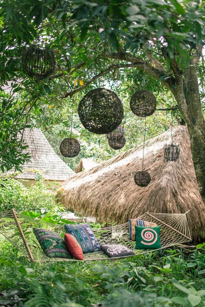 Una hamaca con almohadas en un lugar verde tropical aislado. Summe —  Fotos de Stock