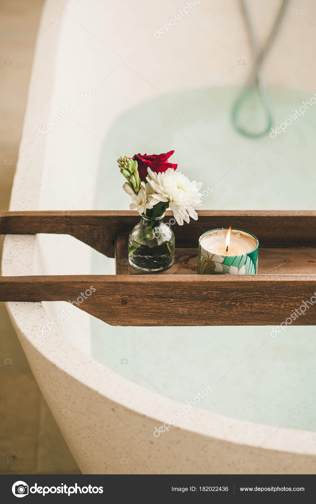 Bagno Luminoso Casa Bagno Con Petali Fiori Sale Vassoio Sopra — Foto ... Bagno Luminoso Casa Bagno Con Petali Fiori Sale Vassoio Sopra — Foto ...