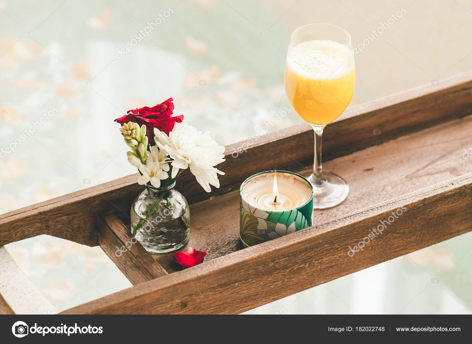 Bagno Luminoso Casa Bagno Con Petali Fiori Sale Vassoio Sopra — Foto ... Bagno Luminoso Casa Bagno Con Petali Fiori Sale Vassoio Sopra — Foto ...