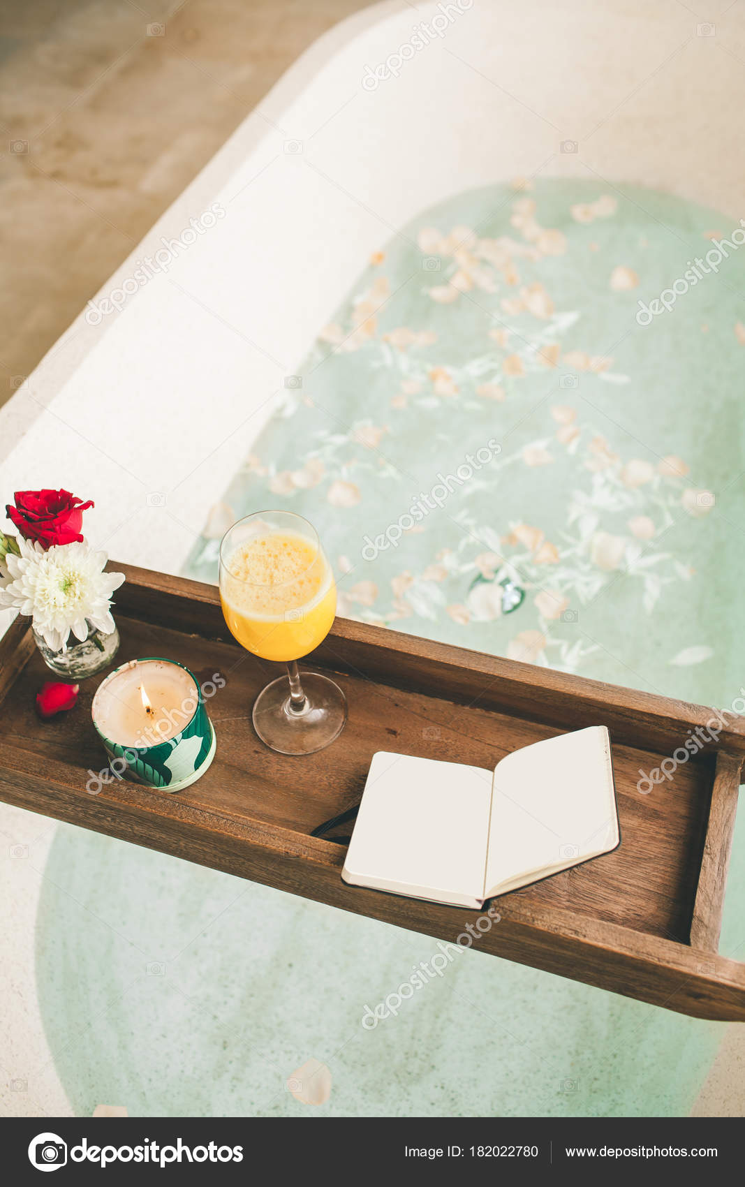 Bagno Luminoso Casa Bagno Con Petali Fiori Sale Vassoio Sopra — Foto ... Bagno Luminoso Casa Bagno Con Petali Fiori Sale Vassoio Sopra — Foto ...