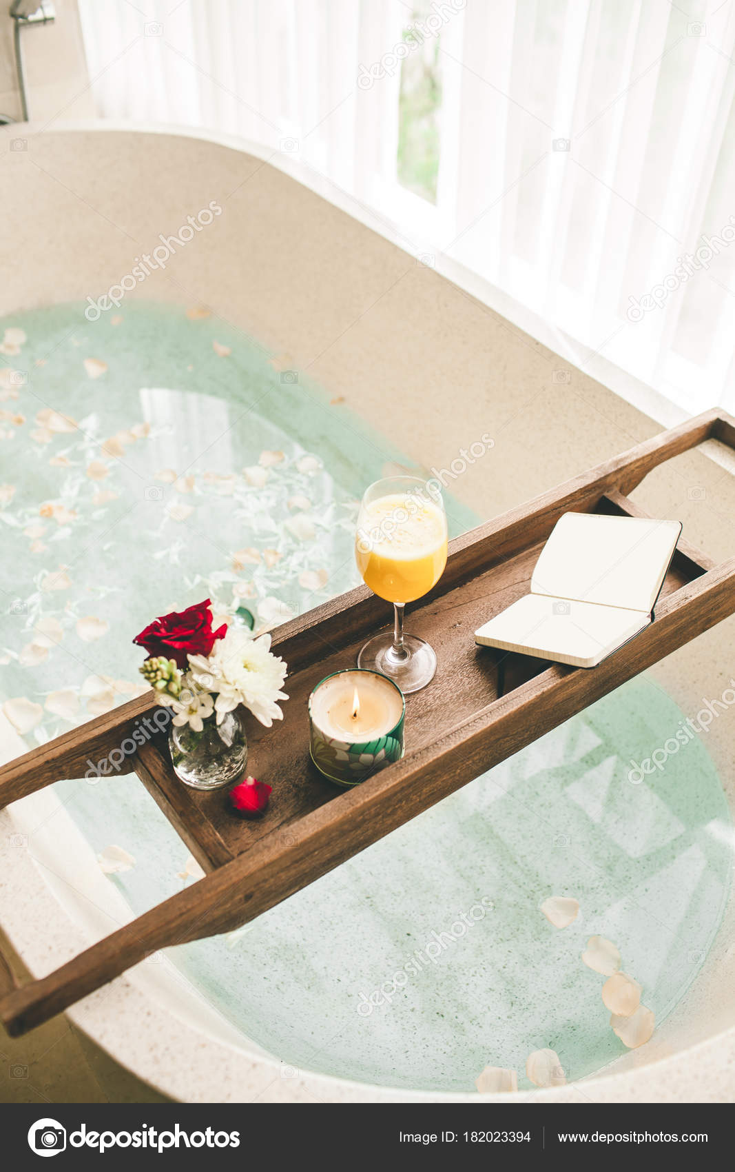 Bagno Luminoso Casa Bagno Con Petali Fiori Sale Vassoio Sopra — Foto ... Bagno Luminoso Casa Bagno Con Petali Fiori Sale Vassoio Sopra — Foto ...