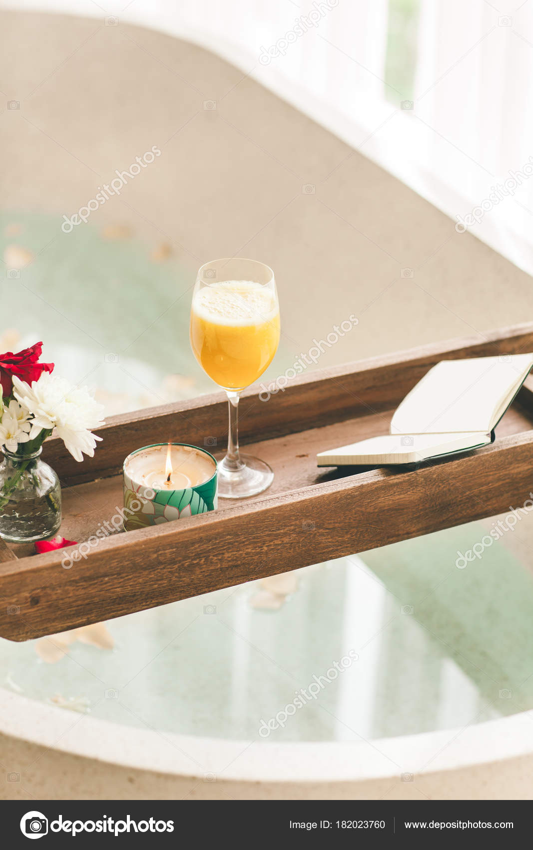 Bagno Luminoso Casa Bagno Con Petali Fiori Sale Vassoio Sopra — Foto ... Bagno Luminoso Casa Bagno Con Petali Fiori Sale Vassoio Sopra — Foto ...