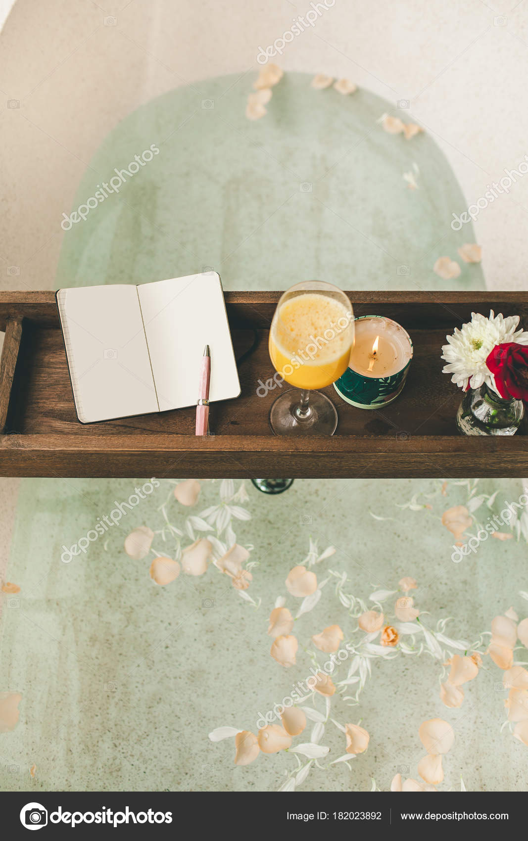 Bagno Luminoso Casa Bagno Con Petali Fiori Sale Vassoio Sopra — Foto ... Bagno Luminoso Casa Bagno Con Petali Fiori Sale Vassoio Sopra — Foto ...