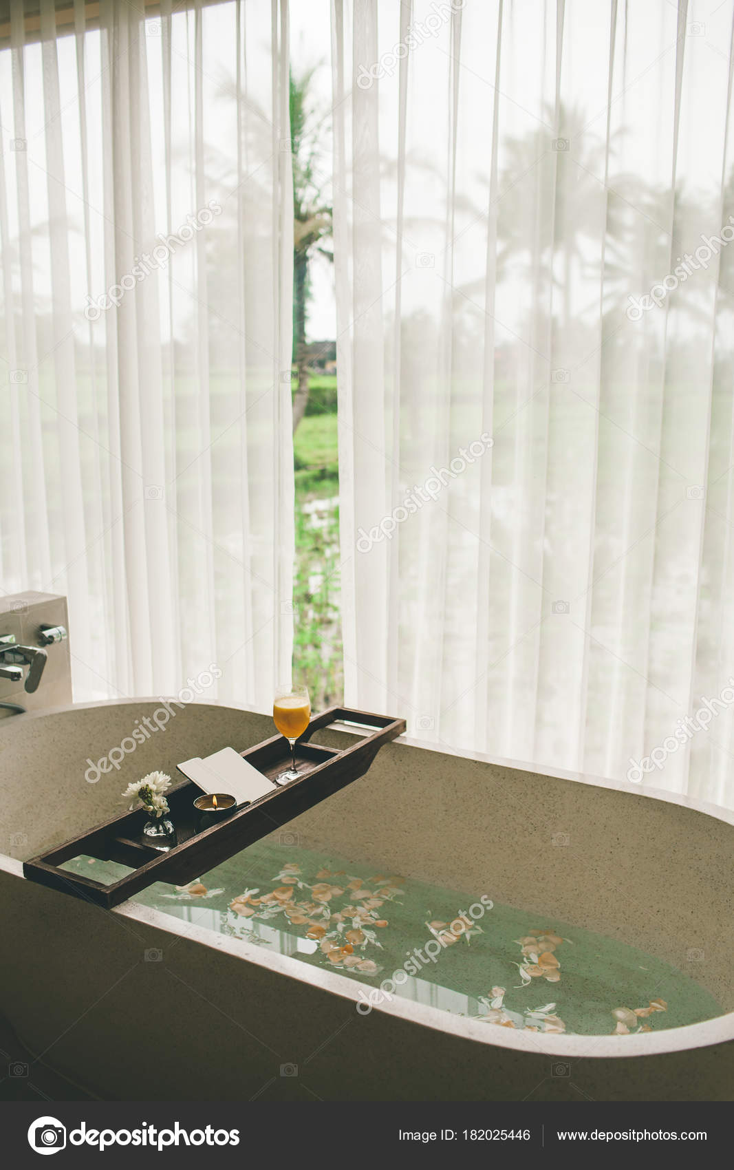 Bagno Luminoso Casa Bagno Con Petali Fiori Sale Vassoio Sopra — Foto ... Bagno Luminoso Casa Bagno Con Petali Fiori Sale Vassoio Sopra — Foto ...