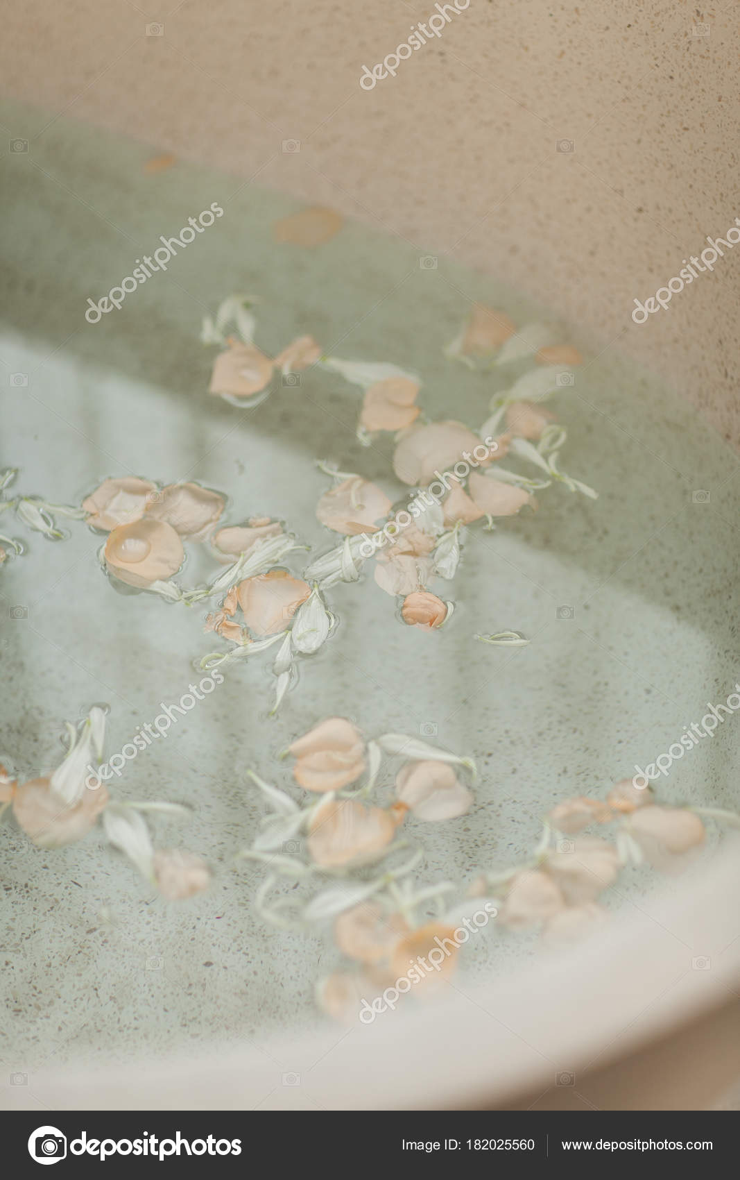 Bagno Luminoso Casa Bagno Con Petali Fiori Sale Vassoio Sopra — Foto ... Bagno Luminoso Casa Bagno Con Petali Fiori Sale Vassoio Sopra — Foto ...