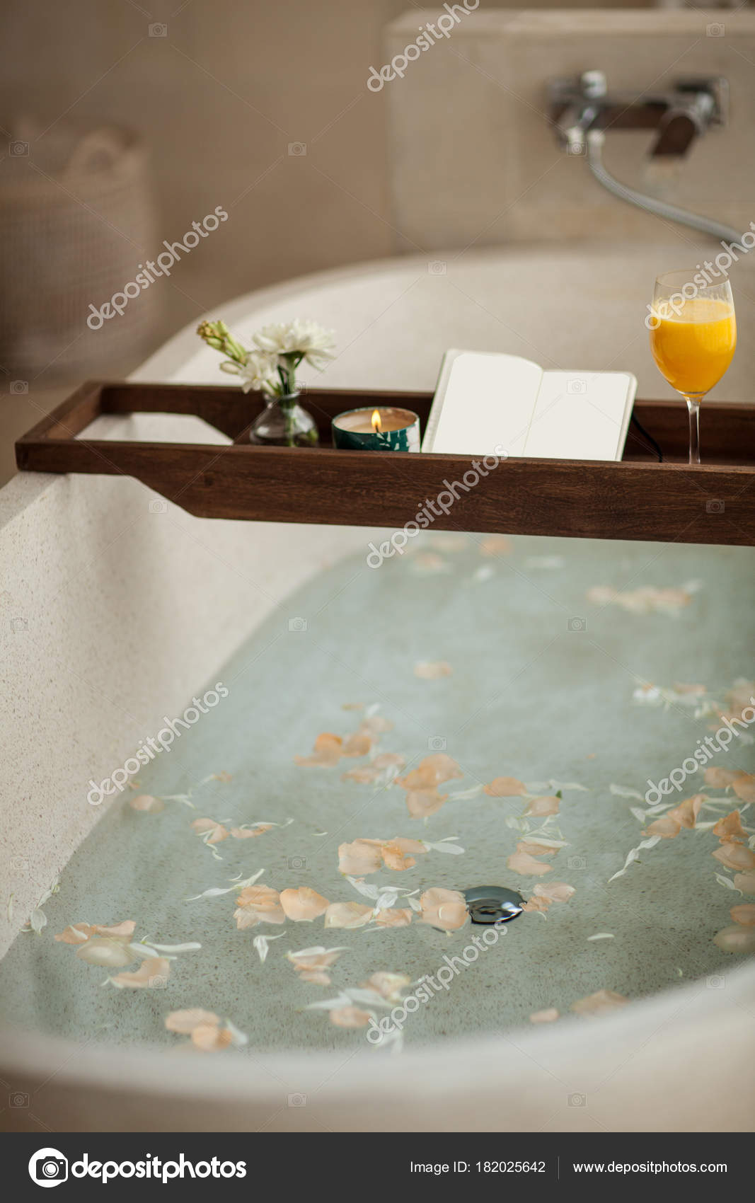 Bagno Luminoso Casa Bagno Con Petali Fiori Sale Vassoio Sopra — Foto ... Bagno Luminoso Casa Bagno Con Petali Fiori Sale Vassoio Sopra — Foto ...