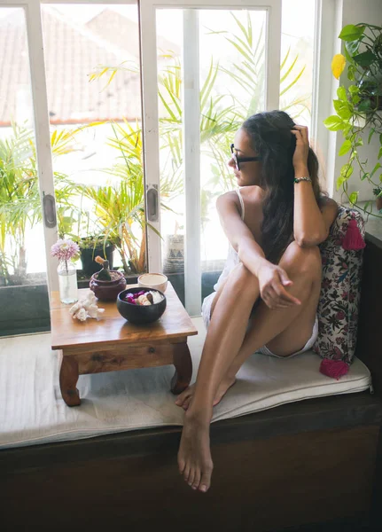 Chica rizada con el pelo largo comiendo batidos de frutas Bowl en casa. S — Foto de Stock