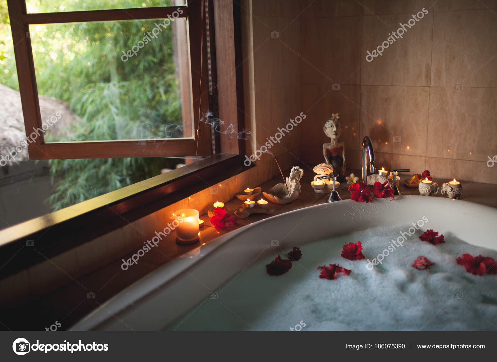 Grande vasca da bagno riempita con schiuma e fiori. atmosfera ... Vasca da bagno romantica