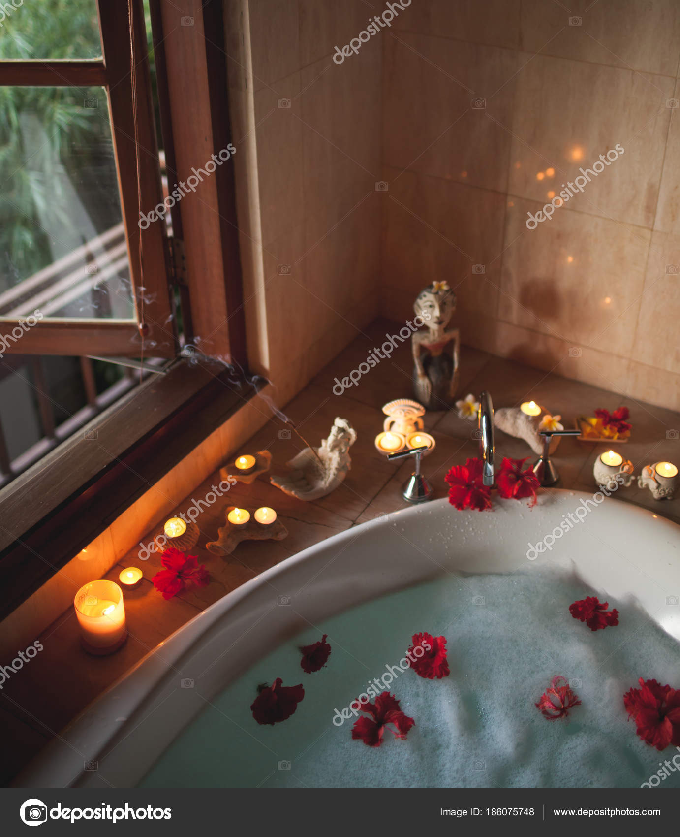 Grande vasca da bagno riempita con schiuma e fiori. atmosfera ... Vasca da bagno romantica