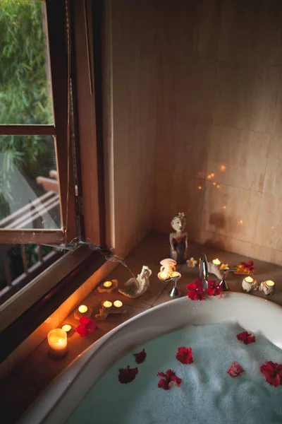 充满泡沫和花朵的大填充浴缸。浪漫的气氛, 卜 — 图库照片