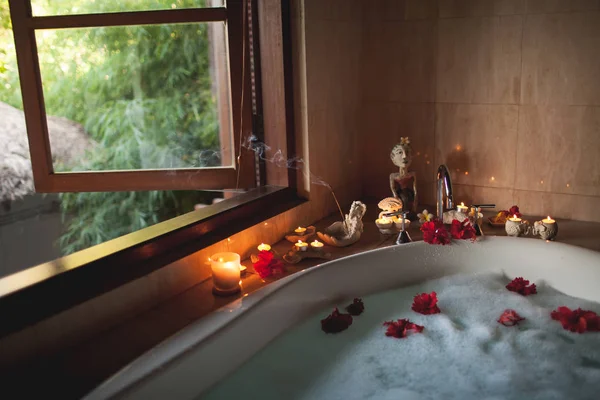 Velké plné koupel s pěnou a květiny. Romantickou atmosféru, Bu — Stock fotografie