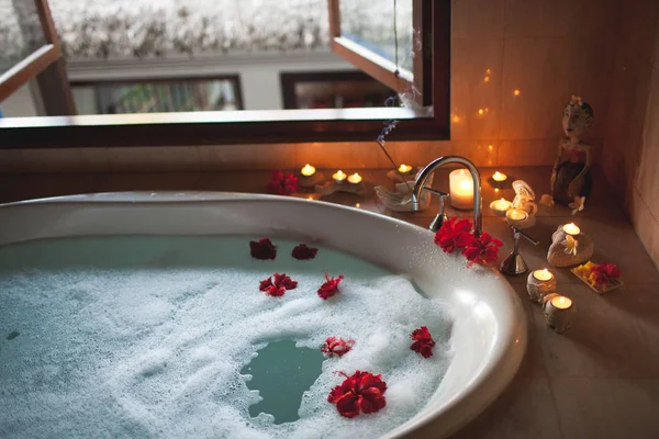 Büyük banyo köpük ve çiçeklerle dolu. Romantik bir atmosfer, Bu