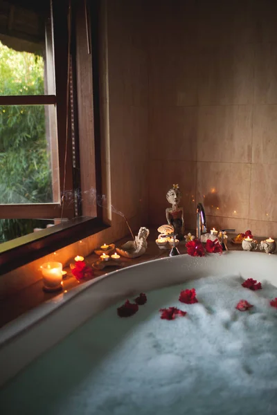 Большая ванна с пеной и цветами. Романтическая атмосфера, Бу — стоковое фото