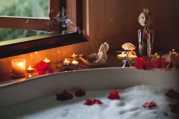 Large Filled Bath with Foam and Flowers. Romantic Atmosphere, Bu — Stock Photo, Image