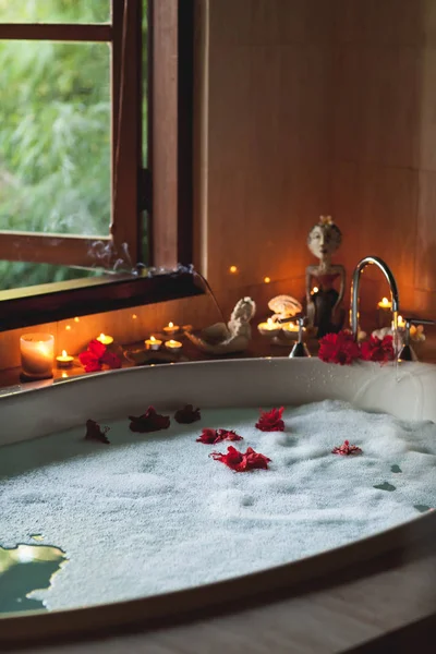 Large Filled Bath with Foam and Flowers. Romantic Atmosphere, Bu — Stock Photo, Image