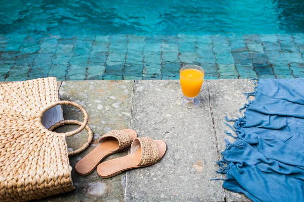 Zomer vakantie mode concept met strohoed, teenslippers en rieten tas. — Stockfoto