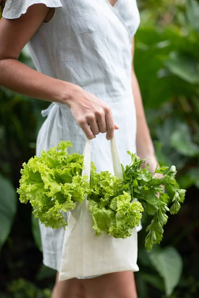 Green lettuce salad in textile zero waste glocery reuse bag. — Stock Photo, Image