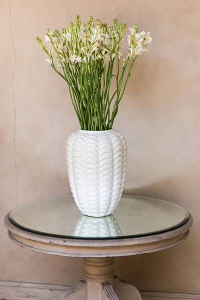 Bouquet of white tuberose on mirror table. — Stock Photo, Image