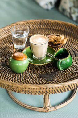 Kapuçinolu Rattan ahşap hasır tepsisi.