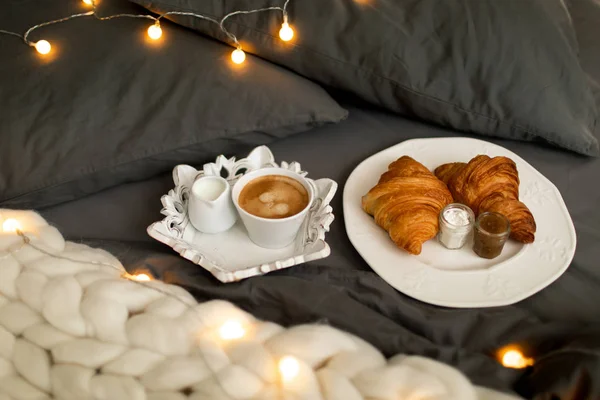 Przytulny zimowy poranek w domu z kawą i rogalikami. — Zdjęcie stockowe