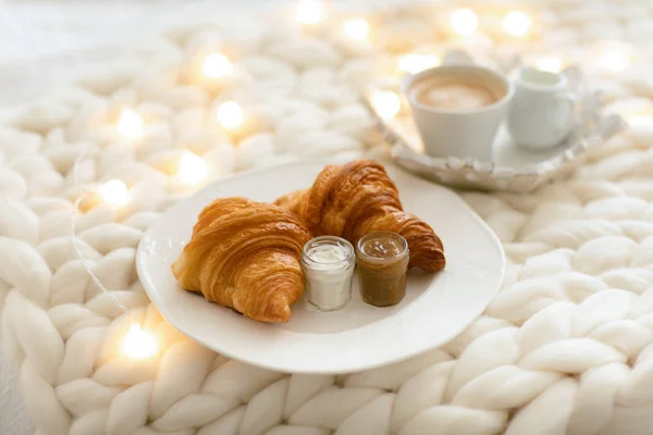 Acogedora mañana de invierno en casa con café y croissant fresco . —  Fotos de Stock