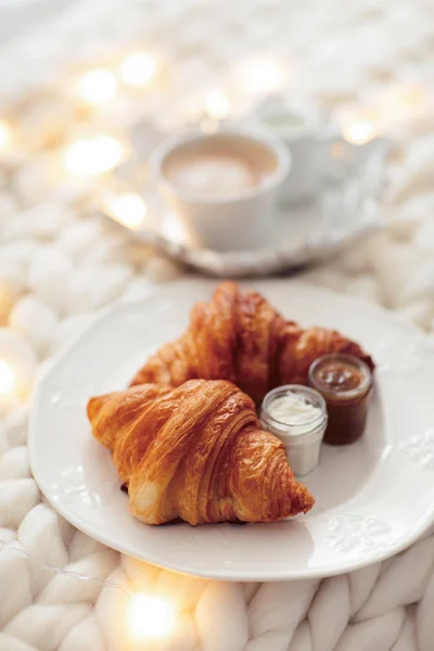 Gezellige winterochtend thuis met koffie en verse croissant. — Stockfoto