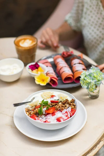 Cafede tatlı ve sağlıklı bir kahvaltı. — Stok fotoğraf