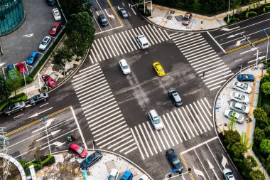 Zebra geçidine bakıyorum.