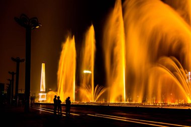 Chongqing şehir merkezindeki fıskiyeler çalışmaya başladı.