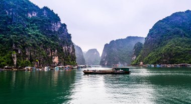Karst Manzarası Halong Körfezi, Vietnam