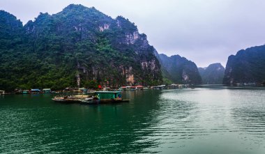 Karst Manzarası Halong Körfezi, Vietnam