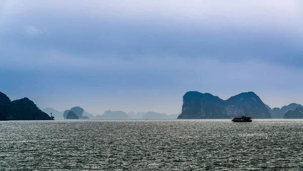 越南哈龙湾的岩溶景观 — 图库照片