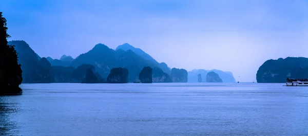 ベトナムのハロン湾のカルスト地形の風景 — ストック写真
