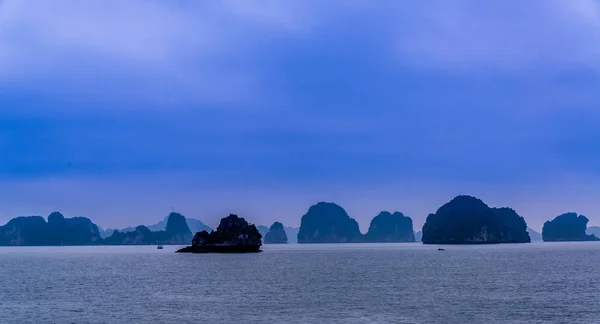 ベトナムのハロン湾のカルスト地形の風景 — ストック写真