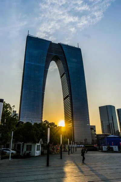 Vista Sobre Arranha Céu Alto China Durante Pôr Sol Fundo — Fotografia de Stock