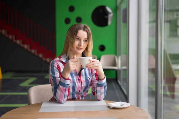 Chica en café beber café —  Fotos de Stock