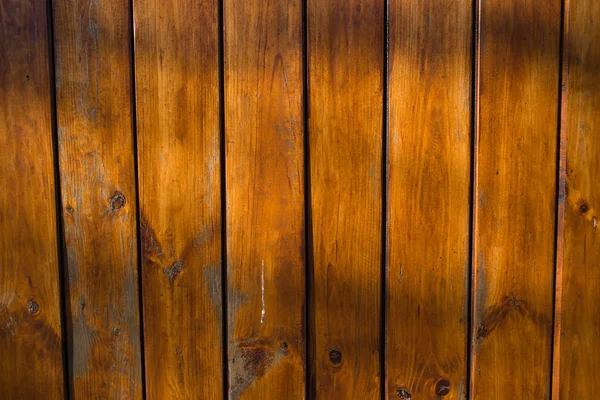 Een omheining gemaakt van planken bedekt met lak — Stockfoto