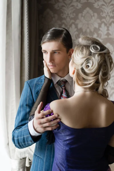 Kız yavaşça adamın boynundan hugs.