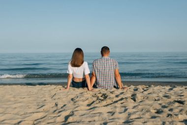 Çift sahilde dikiz oturur