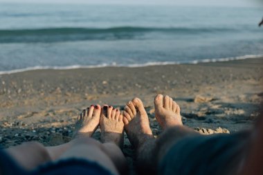 Bacaklar dalgalar deniz arka planı